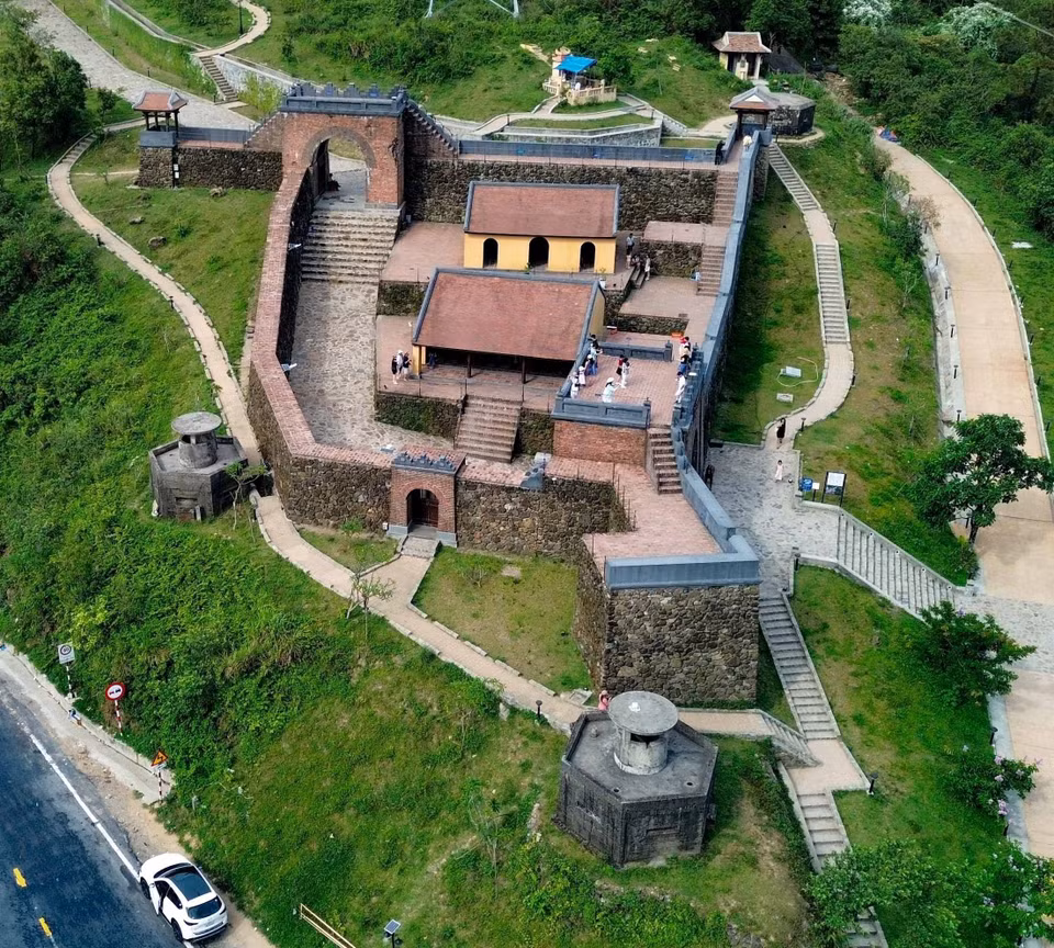 D’autres éléments architecturaux majeurs tels que les bâtiments Vu Kho, Tru So, la porte fortifiée, les guérites et les murailles ont été fidèlement restaurés, restituant l’aspect imposant du site à l’époque glorieuse de la dynastie Nguyen. Photo : VNA