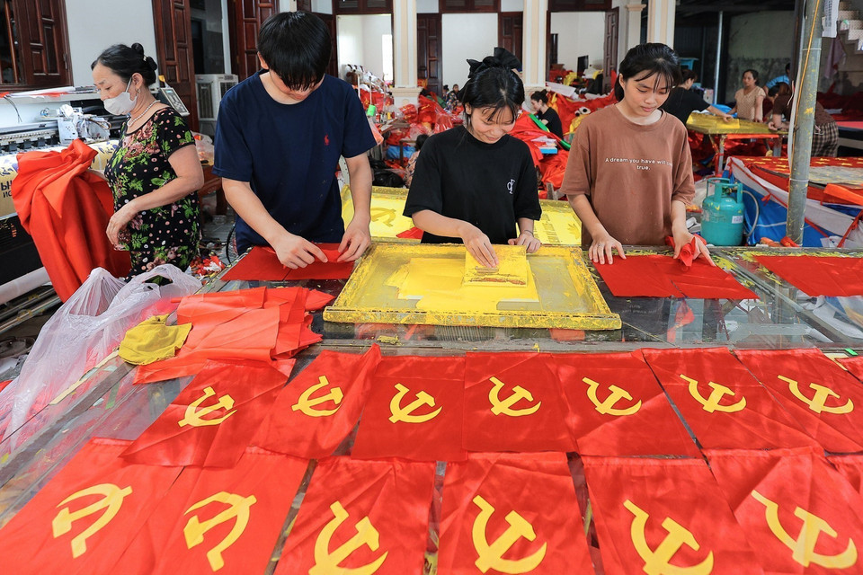 Le plus grand village de broderie et de confection de drapeaux de Hanoï s'anime à l'approche de la Fête nationale, le 2 septembre. Photo : Le Dong - VNA