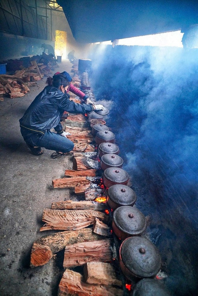 Le feu est le cœur battant du cá kho de Vu Dai. Une flamme vive est d'abord attisée pour porter rapidement l'eau à ébullition, puis réduite en braises douces. C'est sur ces braises que le poisson mijote pendant au moins 12 heures. La marmite ne pourra pas être réutilisée.Photo : VNA