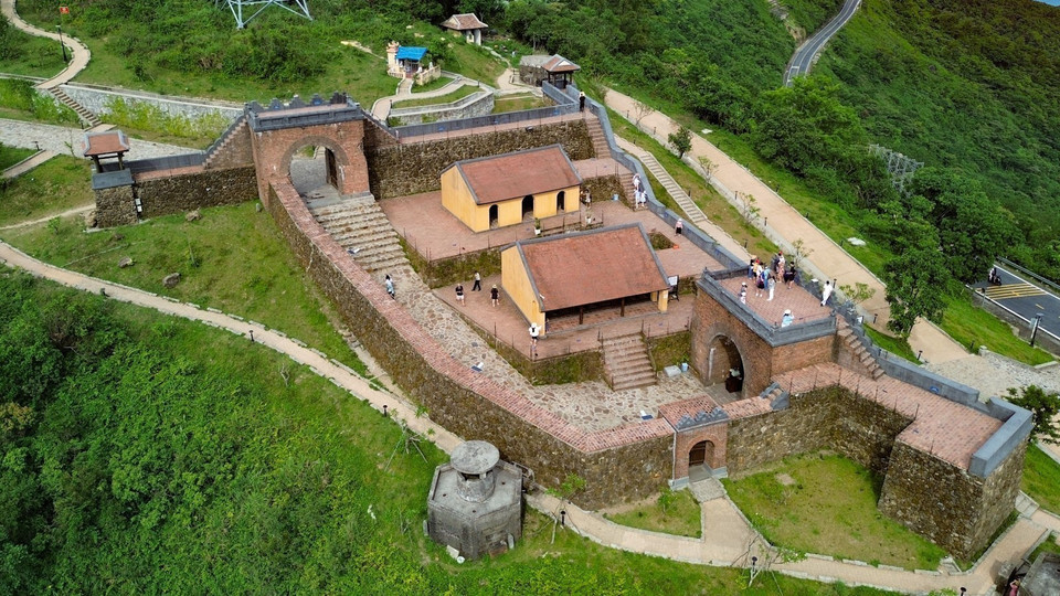 Autrefois laissé à l’abandon, le site reprend aujourd’hui vie à travers des travaux de restauration soigneusement menés, qui respectent son âme et son identité originelle. Photo : VNA