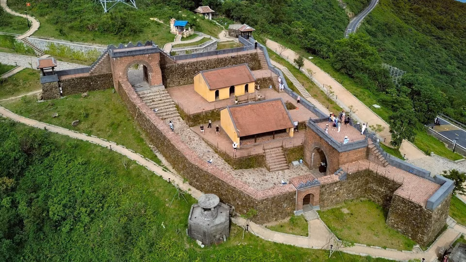 Autrefois laissé à l’abandon, le site reprend aujourd’hui vie à travers des travaux de restauration soigneusement menés, qui respectent son âme et son identité originelle. Photo : VNA