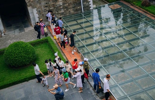 Les touristes visitent la Cité impériale de Thang Long. Photo: VNA