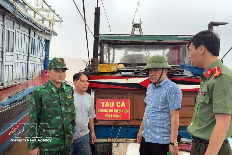 Les autorités de la province de Quang Tri inspectent régulièrement les navires de pêche opérant en mer. Photo : VNA 