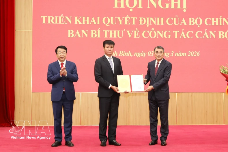 Le Minh Hung (droite), secrétaire du Comité central du Parti et chef de la Commission d’organisation du Comité central, remet à Tran Huy Tuan la décision sur sa nomination au poste de secrétaire du Comité provincial du Parti de Ninh Binh pour le mandat 2025-2030. Photo: VNA 