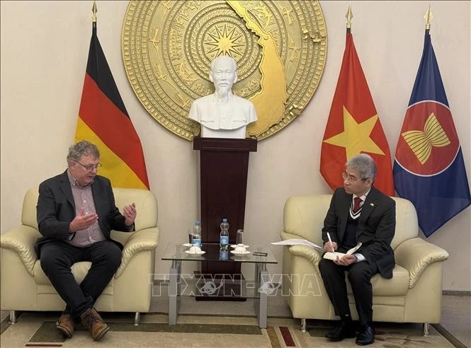L’ambassadeur du Vietnam en Allemagne, Nguyen Dac Thanh (droite), et le président du Parti communiste allemand (DKP), Patrik Köbele. Photo: VNA