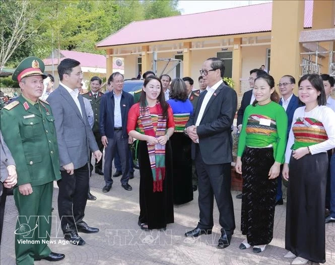 Le vice-président de l'Assemblée nationale, Tran Quang Phuong, inspecte les conditions de vote au bureau de vote n° 10, village de Tan Thanh. Photo : VNA