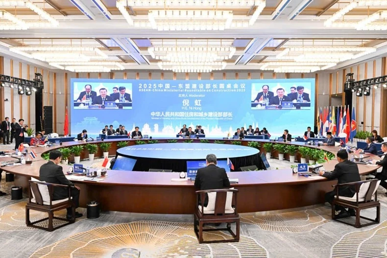 La table ronde des ministres de la Construction de l’ASEAN et de la Chine se tient le 15 septembre à Guilin. Photo: VNA