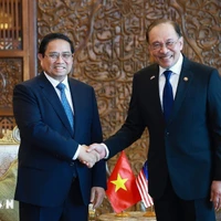Le Premier ministre vietnamien Pham Minh Chinh rencontre son homologue malaisien Anwar Ibrahim en Malaisie. Photo : VNA