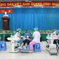 Les chirurgiens-dentistes du centre de santé de l’arrondissement 6 prennent en charge la santé bucco-dentaire des élèves. Photo : Quang Châu/CVN