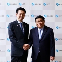 Le vice-Premier ministre Nguyen Chi Dung rencontre à Tokyo le ministre japonais de l'Économie, du Commerce et de l'Industrie Muto Yoji. Photo : VNA