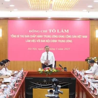 Le secrétaire général du Comité central du Parti communiste du Vietnam To Lam travaille avec la Commission centrale des affaires intérieures du Parti. Photo : VNA