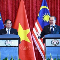 Le Premier ministre Pham Minh Chinh et le Premier ministre malaisien Anwar Ibrahim rencontrent la presse après leur entretien à Kuala Lumpur. Photo : VNA