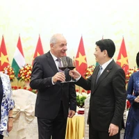 Le président Luong Cuong et son épouse président un banquet solennel en l’honneur du président hongrois Sulyok Tamas et de son épouse, en visite officielle au Vietnam. Photo : VNA