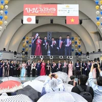 Les délégués coupent le ruban d'ouverture du Festival du Vietnam 2025 au Japon. Photo : VNA