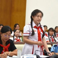 Une jeune députée partage ses réflexions avec les dirigeants de ville. Photo : CVN