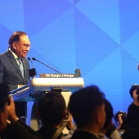 Le Premier ministre malaisien, Datuk Seri Anwar Bin Ibrahim, prononcé un discours spécial lors du 22e Dialogue Shangri-La à Singapour. Photo : VNA