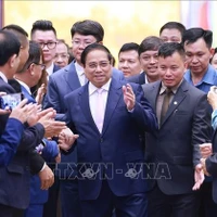 Le Premier ministre Pham Minh Chinh et des entreprises participant à l'échange de vue. Photo : VNA 