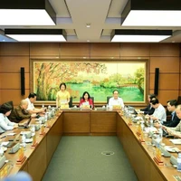 Des députés discutent en groupe. Photo : VNA