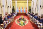 Lors de l'entretien entre le secrétaire général de l’ONU Antonio Guterres et le président Luong Cuong. Photo : VNA