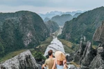 Des touristes internationaux au sommet de Hang Múa, dans la province de Ninh Binh. Photo : VNA
