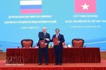 Le Premier ministre vietnamien Pham Minh Chinh et son homologue russe Mikhaïl Vladimirovitch Michoustine signent un communiqué conjoint sur les résultats de la visite officielle du Premier ministre russe au Vietnam (Hanoï, 14 janvier 2025). Photo : VNA
