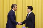 Le président de la République, Luong Cuong (droite) et le secrétaire américain à la Guerre, Pete Hegseth. Photo : VNA
