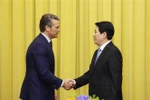 Le président de la République, Luong Cuong (droite) et le secrétaire américain à la Guerre, Pete Hegseth. Photo : VNA