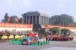 La délégation représentant les 54 groupes ethniques du Vietnam défile devant la tribune. (Photo : VNA)