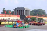 La délégation représentant les 54 groupes ethniques du Vietnam défile devant la tribune. (Photo : VNA)