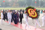 Dans la matinée du 11 mai, les délégués participant au 11e Congrès national du Front de la Patrie du Vietnam, se rendent au Mausolée du Président Hô Chi Minh. Photo : VNA