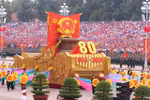 Un véhicule miniature portant l'emblème national de la République socialiste du Vietnam mène le défilé militaire et le cortège de masse. Photo : VNA