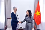 La vice-ministre des Affaires étrangères, Le Thi Thu Hang, (droite) et l'ambassadrice de Norvège au Vietnam, Hilde Solbakken. Photo : VNA