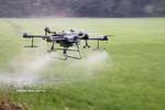 Agriculteurs d’An Giang utilisant des drones pour l’épandage de produits phytosanitaires, permettant de réduire les coûts, les efforts et le temps. Photo : VNA