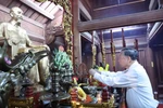Le secrétaire général Tô Lâm rend hommage aux héros révolutionnaires à Tuyên Quang. Photo ; 