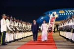 Le PM Pham Minh Chinh et son épouse à l'aéroport international de Kuala Lumpur . Photo : VNA