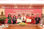 Lại Xuân Lâm, secrétaire adjoint du Comité du Parti du gouvernement, a adressé ses félicitations à l’ensemble des cadres, membres du Parti et travailleurs de la VNA. Photo : VNA