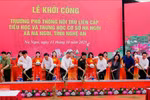 Le secrétaire général To Lam et les délégués posent la première pierre de l’école publique à internat de Na Ngoi. Photo : VNA