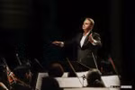 Le chef d'orchestre finlandais Kalle Kuusava dirigera le concert célébrant les grands compositeurs Tchaïkovski, Moussorgski et Bartók à l'Opéra de Saïgon le 20 juin. (Photo : Courtoisie de HBSO)