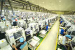 Ouvriers d'une usine de composants électroniques dans la province de Thai Nguyen. (Photo : VNA)