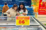 Des consommateurs font leurs courses dans un supermarché de Ho Chi Minh-Ville. Le sentiment des consommateurs vietnamiens est en tête de la région avec 67 points, en hausse de trois points par rapport à l'année dernière, selon l'étude UOB ASEAN Consumer Sentiment Study 2025. Photo : VNA