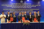 Un protocole d'accord a été signé entre le Comité populaire de Hanoï et AMD Vietnam Corporation, SunEdu Joint Stock Company, membre du groupe SunElectronics, concernant la coopération en matière de formation et de développement de ressources humaines hautement qualifiées. (Photo : courtoisie du comité d'organisation)