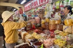 Les étals privilégient les produits vietnamiens pendant la haute saison des achats du Têt à Hô Chi Minh-Ville. Photo : VNA