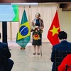 Mirela Janice Eidt, directrice du Bureau du ministère brésilien de l’Agriculture et de l’Élevage, s'exprime au séminaire. Photo: ambassade du Vietnam au Brésil