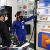 À 15 heures le 7 mars, les prix des carburants au Vietnam ont été fortement ajustés à la hausse. Photo: VNA
