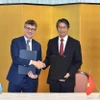 Le représentant en chef de l’UNESCO au Vietnam, Jonathan Wallace Baker (à gauche), et l'ambassadeur du Japon au Vietnam, Ito Naoki, lors de la cérémonie de signature. Photo: VNA