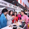 Des délégués visitent le stand de la Coopérative verte de Hanoï (Vietnam) lors du salon Halal Expo 2025 en Turquie, en novembre 2025. Photo : VNA