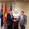 Le consul général du Vietnam à Perth, Phạm Hai Anh (droite) reçoit David Morgan, président du Conseil d’affaires Australie-Occidentale – Vietnam. Photo: VNA