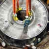Installation réussie du rotor du premier turboalternateur du projet d'agrandissement de la centrale hydroélectrique de Hoa Binh. Photo: VNA