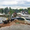 La coopérative agricole de Phu Ho, dans la ville de Hué, a mobilisé du personnel et des pompes pour drainer les eaux de crue. Photo: VNA