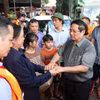 Le Premier ministre Pham Minh Chinh rend visite aux sinistrés du quartier de Phan Dinh Phung. Photo : VNA